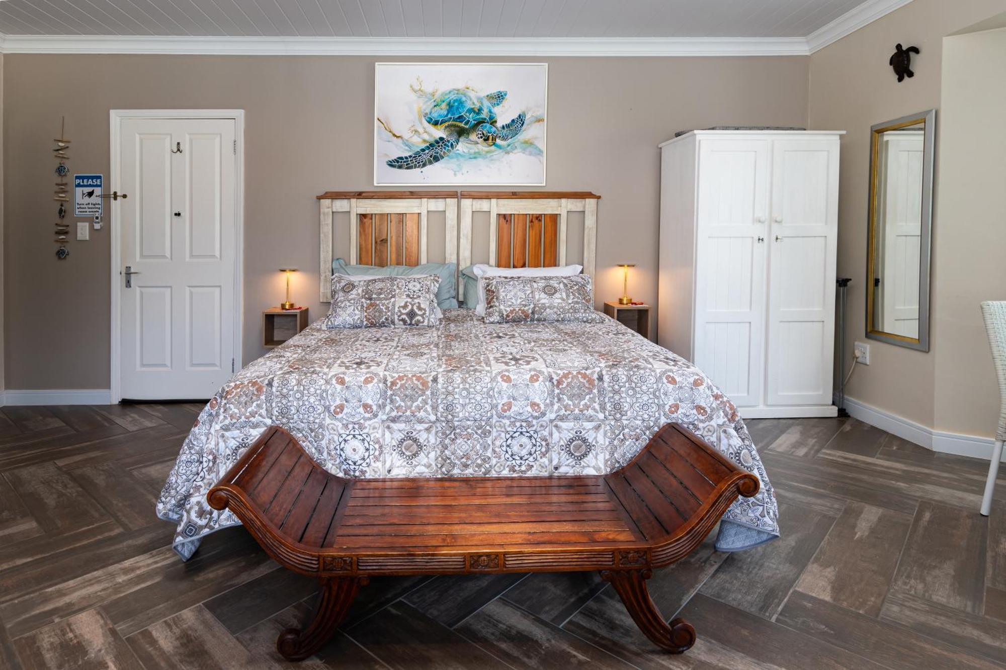 Pearl White Sands Glentana Room photo